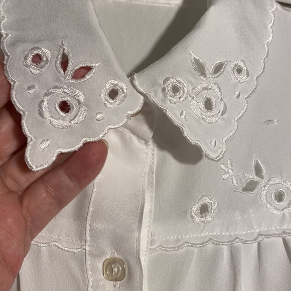 White eyelet collar/front, short sleeves, gathered back, 100% polyester. - Picture 3 of 8